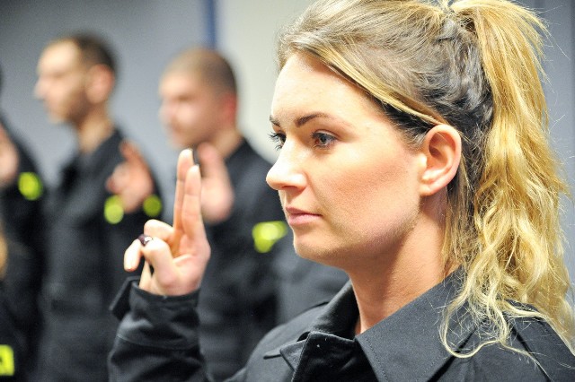 Szeregi Lubuskiej Policji zasilili kolejni stróże prawa. 23 funkcjonariuszy złożyło ślubowanie w czwartek, 4 stycznia. Już za kilka dni rozpoczną szkolenie podstawowe w Szkole Policji w Słupsku.W czwartek (4 stycznia) w Komendzie Wojewódzkiej Policji w Gorzowie Wlkp. miała miejsce szczególna uroczystość. Szczególna zwłaszcza dla dwudziestu trzech osób – pięciu kobiet i osiemnastu mężczyzn, którzy od dzisiaj będą pełnić służbę w Lubuskiej Policji. Młodzi adepci policyjnej służby złożyli uroczyste ślubowanie na sztandar. - Dzisiejsza uroczystość jest zwieńczeniem Waszych starań o to, aby zostać funkcjonariuszem polskiej policji. Nie każdemu jest to dane. Nie każdy może poszczycić się godnością noszenia policyjnego munduru. Można powiedzieć, że jest to szczególny przywilej. Ale służba w policji to również wyjątkowa powinność wobec społeczeństwa - mówił nowym policjantom insp. Krzysztof Sidorowicz, I Zastępca Komendanta Wojewódzkiego Policji w Gorzowie Wlkp.Nowoprzyjęci policjanci już za kilka dni pojadą do Szkoły Policji w Słupsku, w której rozpoczną sześciomiesięczne szkolenie podstawowe, które przygotuje ich do pełnienia służby policyjnej. - Po powrocie będą pełnić służbę w Gorzowie Wlkp., Zielonej Górze, Międzyrzeczu, Nowej Soli, Słubicach, Strzelcach Krajeńskich, Sulęcinie, Wschowie i Żarach - mówi Grzegorz Jaroszewicz z wydziału prasowego Komendy Wojewódzkiej Policji w Gorzowie Wlkp.Przeczytaj też:  Ślubowanie lubuskich policjantów [ZDJĘCIA, WIDEO]Zobacz też wideo: KRYMINALNY CZWARTEK - policjanci z Gorzowa rozwikłali sprawę morderstwa sprzed lat