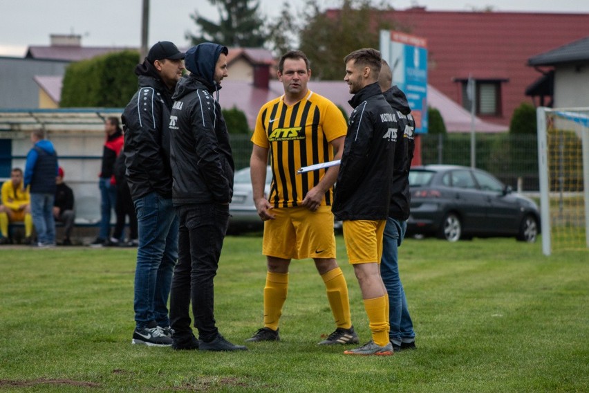 Piłkarze z Kotowej Woli (żółte stroje) 3:0 pokonali na...