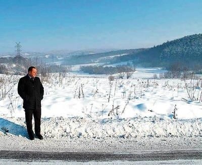 Burmistrz Sułkowic Piotr Pułka w miejscu, gdzie ma powstać zbiornik Fot. Maciej Hołuj