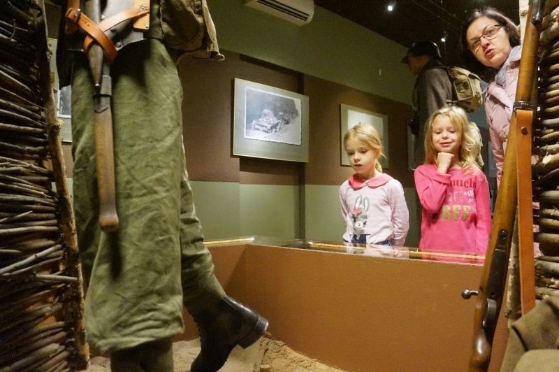 Dziś całe rodziny od godziny 10 odwiedzały Muzeum Wojska.