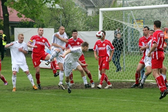 Piłkarze Ruchu Zdzieszowice (białe stroje) mieli w niedzielnym meczu przeciwko zespołowi "Bogdanki" ogromną przewagę.