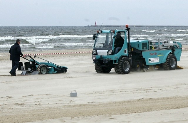 Mniejsza maszyna przeznaczona jest do sprzątania plaż, na których dużo jest leżaków, koszy itp.