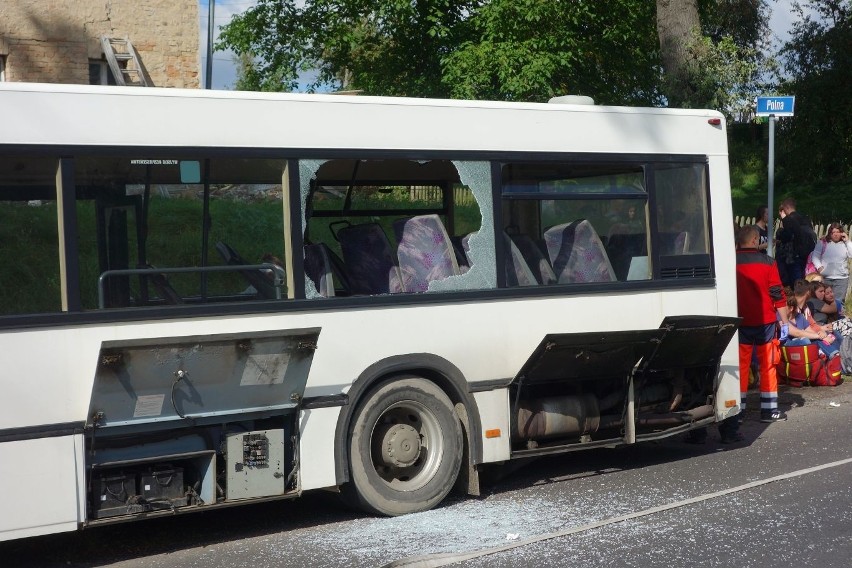 Wypadek w Zarębie pod Lubaniem. Autobus wjechał w drzewo, 22 osoby ranne 