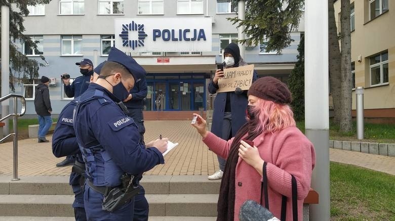 Młoda Lewica zwołała konferencję prasową, broniąc 17-latki...