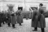 Sieradz, rok 1946. Wręczenie sztandaru Oficerskiej Szkole Łączności i promocja