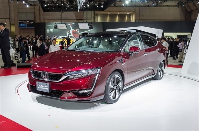 Kolejna generacja Hondy Clarity zasilanej wodorem ma swoją premierę w Tokio. To odpowiedź na model Mirai od Toyoty / Fot. Honda