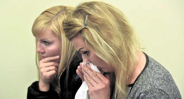 Podczas ogłaszania wyroku siostry zamordowanej - Elżbieta Acewicz (z lewej) i Magdalena Arciuch (z prawej), nie mogły powstrzymać łez.