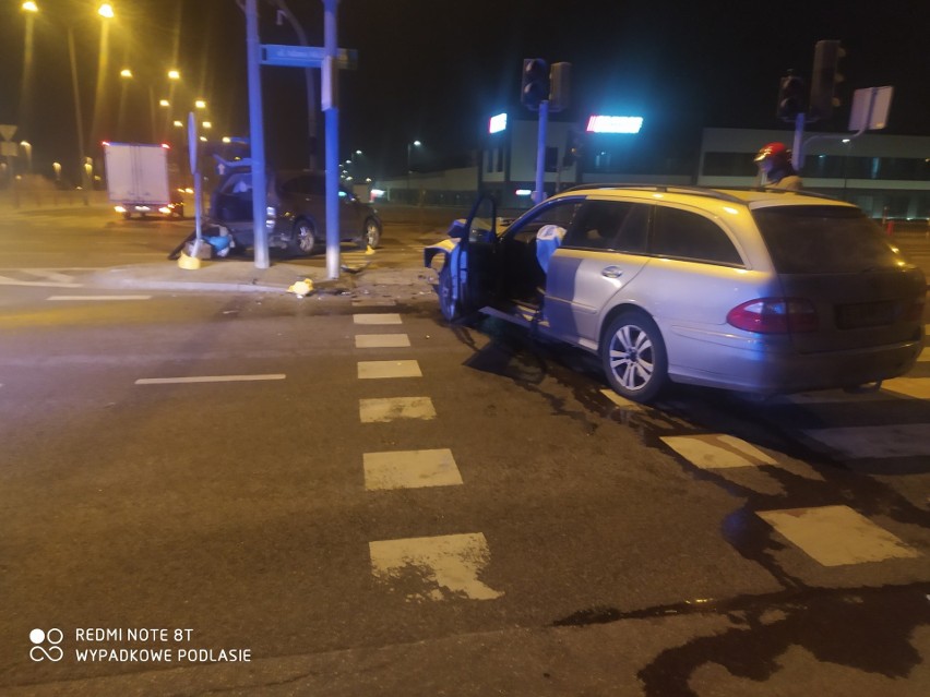 Wypadek na Mickiewicza w Białymstoku. Honda zderzyła się z...