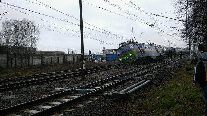 Wykolejony pociąg w Chojnie. Wywróciła się lokomotywa i wagony