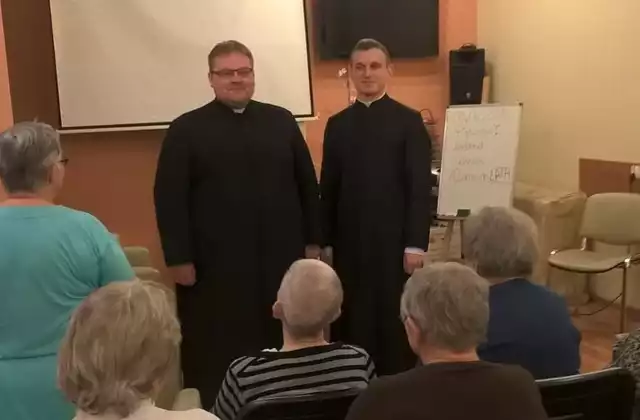 Ksiądz Tomasz Stradomski (z lewej) i diakon Marcin Bąk po raz kolejny odwiedzili ośrodek na Krzemionkowej. Modlili się z podopiecznymi tej placówki.
