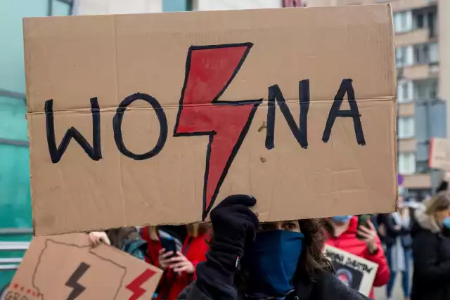 Chcesz się włączyć w strajk kobiet, ale nie chcesz lub nie możesz iść na protest w twoim mieście? Zobacz, jak inaczej możesz włączyć się w działania!