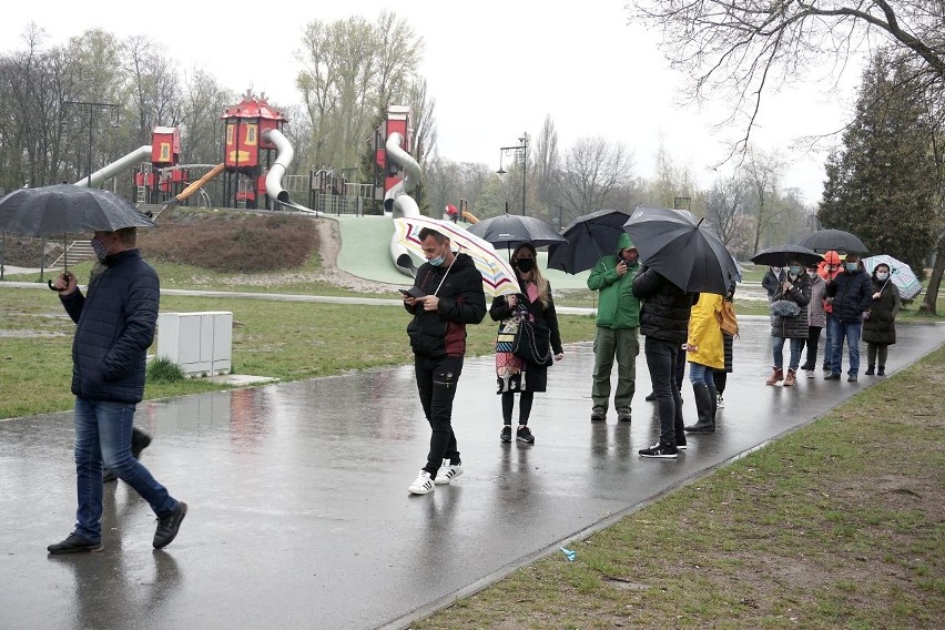 W parku na Zdrowiu pojawiła się także straż miejska, która...