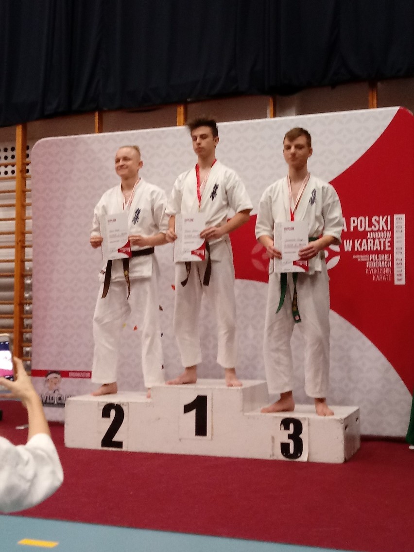 Łukasz Kopcik na podium MP juniorów w karate