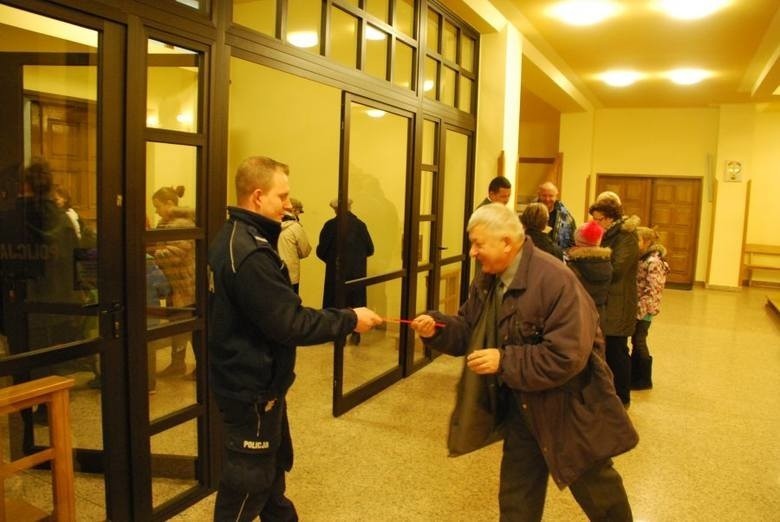 Tak policjanci rozdawali elementy odblaskowe w ub. roku...