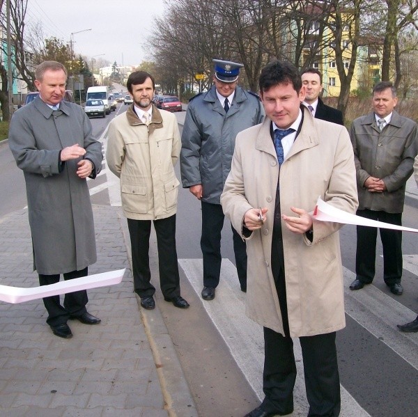 Wicemarszałek Piotr Szprendałowicz przecina wstęgę na rondzie w Przysusze i potwierdza zakończenie prac na drodze.