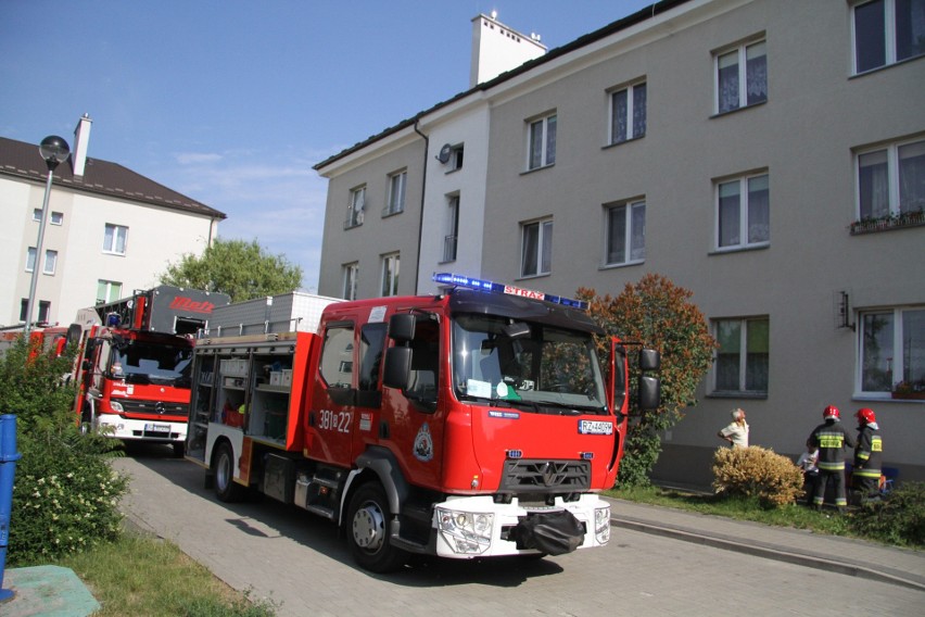 W Tarnobrzegu mężczyzna podgrzewał jedzenie i zasnął. Pożar mógł objąć cały blok mieszkalny!