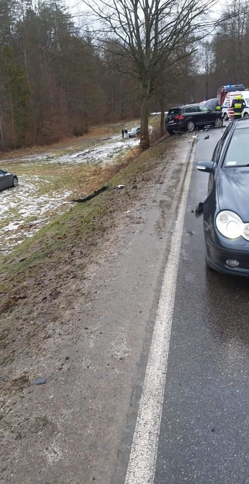 Wypadek na trasie Kartuzy - Smętowo Chmieleńskie 13.03.2021 r. Cztery osoby zostały ranne