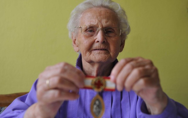 Janina Sojka. Ma 93 lata. Otrzymała m.in. Warszawski Krzyż Powstańczy, medal Za Warszawę 1939-1945, odznakę pamiątkową Akcji Burza. Jest członkiem zwyczajnym Związku Powstańców Warszawskich. Wyróżniona została też najwyższym pielęgniarskim odznaczeniem Medalem Florence Nightingale.