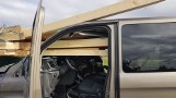 Pomorskie: Wypadek w Miszewie. 13.05.2020 r. Samochód uderzył w tył ciężarówki. Drewniane belki przebiły szybę pojazdu. Kierowca w szpitalu