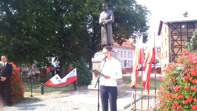 Radna Małgorzata Golińska przemawia pod ponikiem marszałka Piłsudskiego