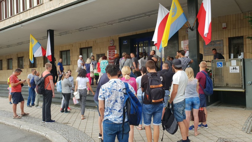 Szturm na Centrum Obsługi Cudzoziemców w Opolu. Tłum Ukraińców każdego ranka walczy o numerki