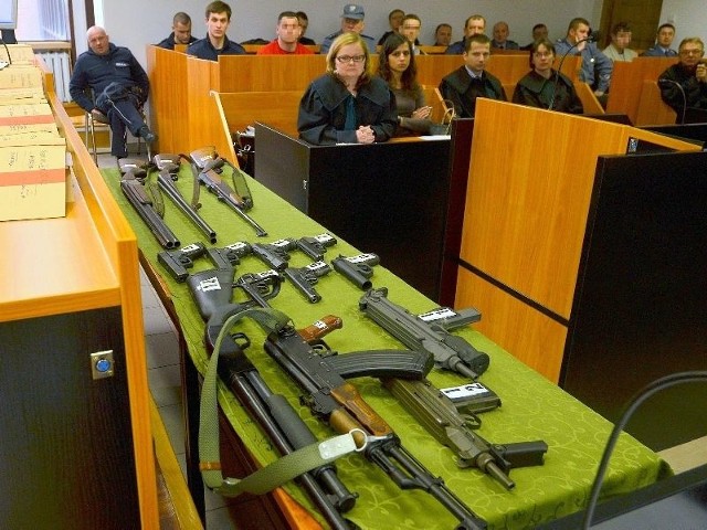 W czasie jednej z rozpraw przed sadem w Tarnobrzegu świadkom okazywano kilkanaście sztuk broni palnej. Ten, używanej podczas napadów nigdy nie udało się odnaleźć.