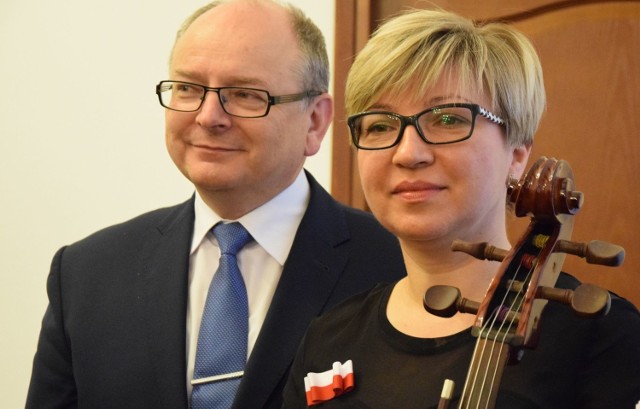 Burmistrz Końskich Krzysztof Obratański był bardzo dumny z muzycznych dokonań żony Haliny.
