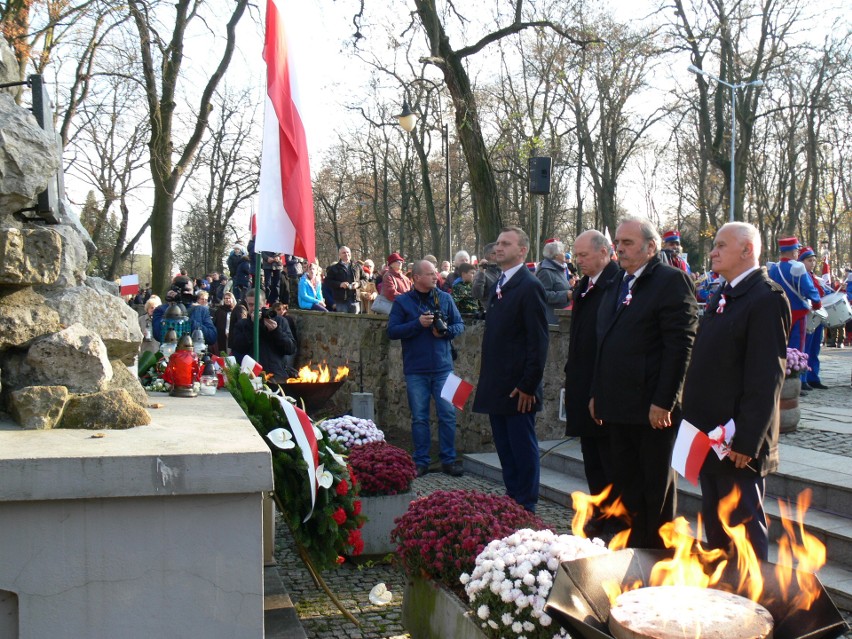 Kwiaty składają przedstawiciele  Starostwa Powiatowego w...