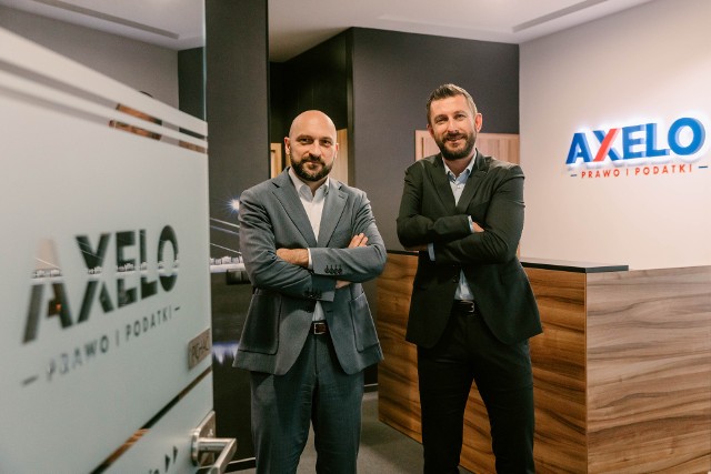 Radca prawny Dariusz Domagalski i adwokat Radosław Ostrowski zarządzają blisko 50-osobowym zespołem doradców kancelarii AXELO.