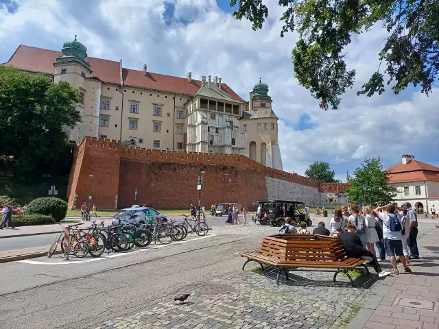 Pod Wawelem powstał plac z ławkami i stojakami na rowery.