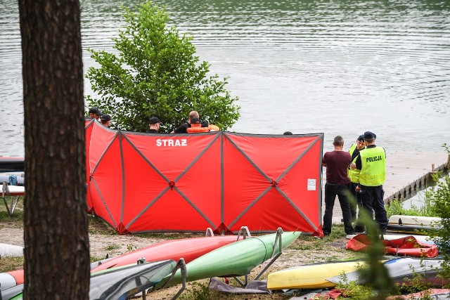 Ciało drugiego z mężczyzn, którego poszukiwano po zatonięciu roweru wodnego na jeziorze Chomiąskim, zostało odnalezione.  Teraz policja będzie prowadziła postępowanie w tej sprawie.Więcej informacji w dalszej części galerii >>>