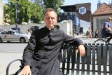Ksiądz Michał Misiak wrócił do Łodzi i znowu jest czynnym katolickim duchownym. Pracuje w szpitalu i spowiada w kawiarni!