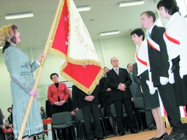 Sztandar z wizerunkiem nowego patrona dyrektor Jolanta Boćkowska (z lewej) przekazała uczniom szkoły