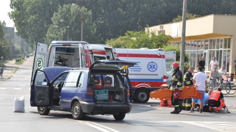 Pionki. Zderzenie samochodu i motocykla na skrzyżowaniu Leśna-Mickiewicza