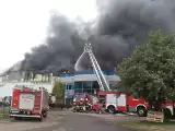 Pożar zakładu Iglotex w Skórczu 27.05.2019. Spłonęły hala produkcyjna i magazyny. Poszkodowanych zostało 2 strażaków! [zdjęcia, wideo]