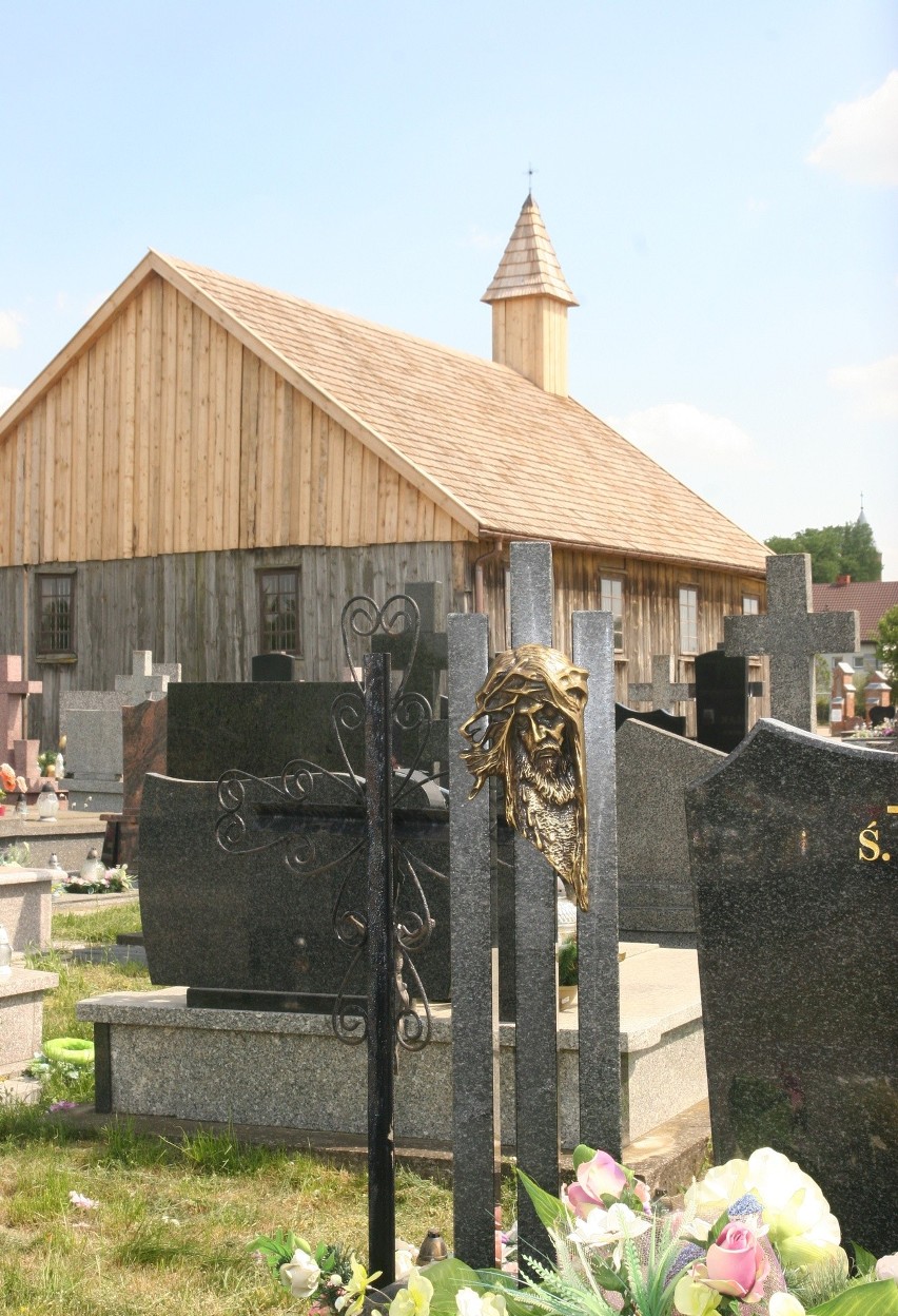 Cmentarz w Starym Lubotyniu. Zobaczcie, jak wygląda cmentarz przy parafii pw. Nawiedzenia NMP w Starym Lubotyniu