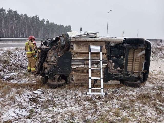 Wypadek auta dostawczego wydarzył się w piątkowe (6 stycznia 2023) popołudnie w Pawłówku, gmina Sicienko, na S5