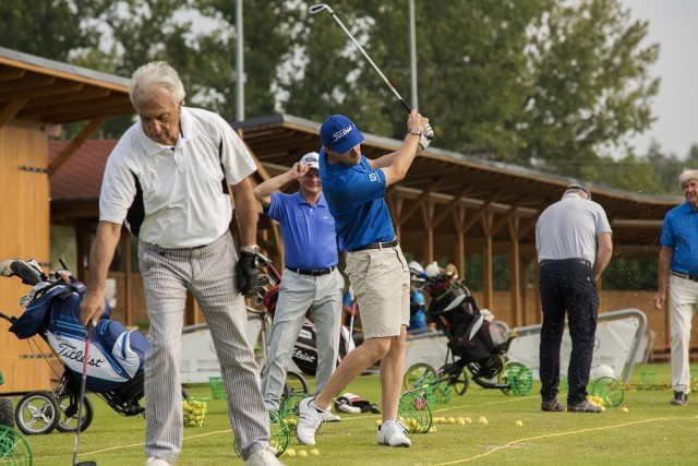 (red., mat. prasowe)W miniony weekend, 3-4 września na Kalinowych Polach koło Niesulic odbyły się Otwarte Mistrzostwa Wielkopolski w Golfie. Na polu golfowym zgromadziło się ponad 120 golfistów grających o nagrody o łącznej wartości blisko 250 000 zł.- Otwarte Mistrzostwa Wielkopolski w Golfie BMW Olszowiec Open to ogromne wydarzenie na skalę wojewódzką - mówi Jacek Person, komentator wydarzenia. Zawodnicy zmierzyli się nie tylko z wyzwaniem turniejowym, ale także w 9 konkurencjach specjalnych. Na piątym dołku odbyła konkurencją była "Hole in one" sponsora tytularnego imprezy, dealera BMW Olszowiec. Na zwycięzcę czekało bmw serii 4 coupe, jednak w tym roku nagroda nie została przyznana. Pozostałe konkursy podzielono na dwie kategorie - Longest Drive i Nearest to the Pin. Największe emocje jednak wzbudzał putting green prowadzony przez Jacka Persona pod koniec pierwszego dnia mistrzostw. Ostatecznie na podium uplasowali się:W kategorii Mistrzowskiej Brutto: Mistrz Wielkopolski – Grzegorz Gawroński, Vice-Mistrz Wielkopolski – Marek Garboliński, II Vice-Mistrz Wielkopolski – Michał Franciszek Mierzwa.W Strokeplay Netto: I Miejsce Strokeplay Netto – Marco Roy, II Miejsce Strokeplay Netto – Bartłomiej Kmieciak, III Miejsce Strokeplay Netto – Marek Kowalkowski.Najlepsza Kobieta Brutto – Monika Rutowska. Mistrz Wielkopolski Juniorów Brutto – Kamil Nowak. Mistrz Wielkopolski Juniorów Netto – Kamil Nowak.Zobacz też: Zobaczcie, co zjemy podczas Winobrania 2016 i za ile? [CENY]___________________________________