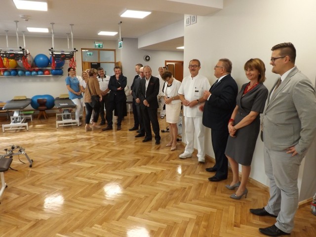Sala ćwiczeń w dniu otwarcia. Za pomoc w modernizacji dziękował dyrektor szpitala Tomasz Szymański (z prawej)