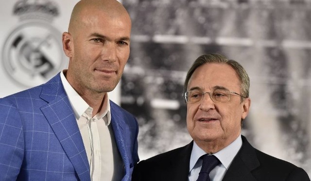 Zinedine Zidane (z lewej) i prezydent Realu Madryt Florentino Perez