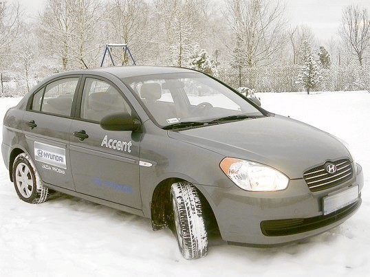 Nadwozie accenta może się podobać. Po modernizacji w 2006 roku upodobniło się ono do sportowego coupe.