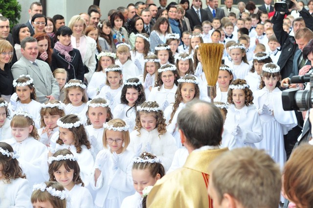 W niedzielę do Pierwszej Komunii Świętej w Parafii Matki Bożej Nieustającej Pomocy w Tarnobrzegu przystąpili drugoklasiści z osiedla Serbinów.