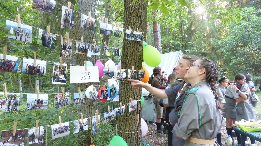 Harcerki i harcerze świętowali na rejowskiej polanie