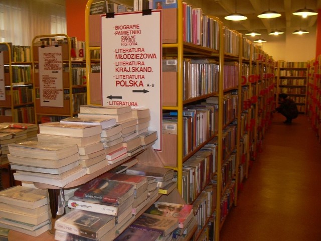 Prawie 100 książek przekazanych do Cieszyna przez Miejską Bibliotekę Publiczną w Tarnobrzegu to nowe pozycje