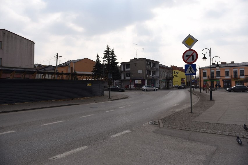 Niewidoczne przejścia dla pieszych w Skierniewicach [ZDJĘCIA]. Kiedy zostaną odmalowane po zimie?