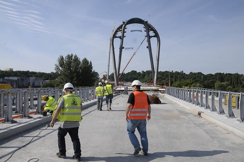 Budowa Trasy Uniwersyteckiej w Bydgoszczy. Czas na podwieszenie płyty mostu [zdjęcia]