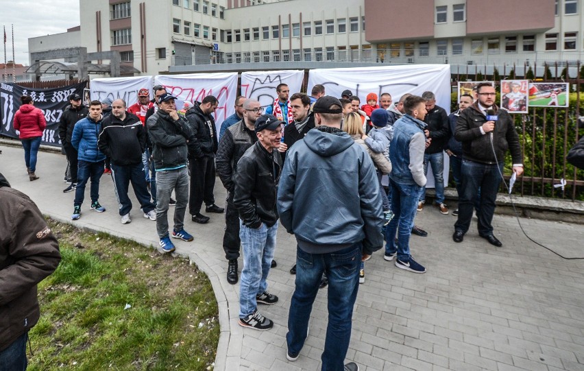 Kibice wspierają Tomasza Golloba przed szpitalem.