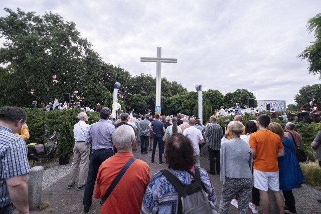 Uczestnicy modlą się w różnych intencjach, które co roku się zmieniają. - Intencje są zbiorcze i indywidualne. Zbiorcze przeważnie dotyczą sytuacji międzynarodowej, czy w ojczyźnie.Więcej zdjęć ---->