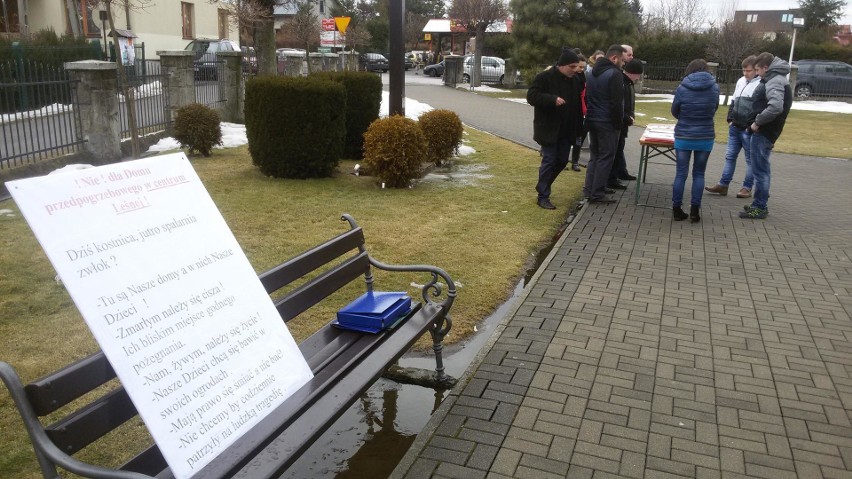 Przed kościołem w Leśnej odbyła się zbiórka podpisów przeciw...