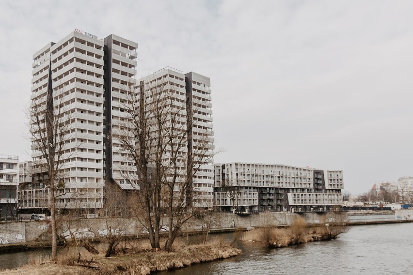 Atal Towers wzniosły się na Szczepinie, tuż nad Odrą. Wrocławskie dwie wieże mają pozwolenie na użytkowanie [ZOBACZ]